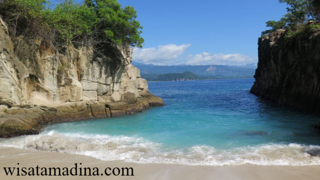 Pantai Patokan: Surga Tersembunyi di Antara Dua Tebing Megah
